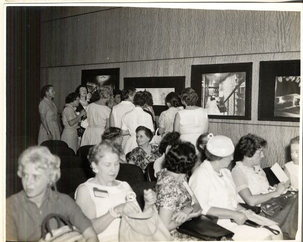 Foto de Exposición en el Salón de actos de la Biblioteca, octubre de 1959. Fondos BNCJM  